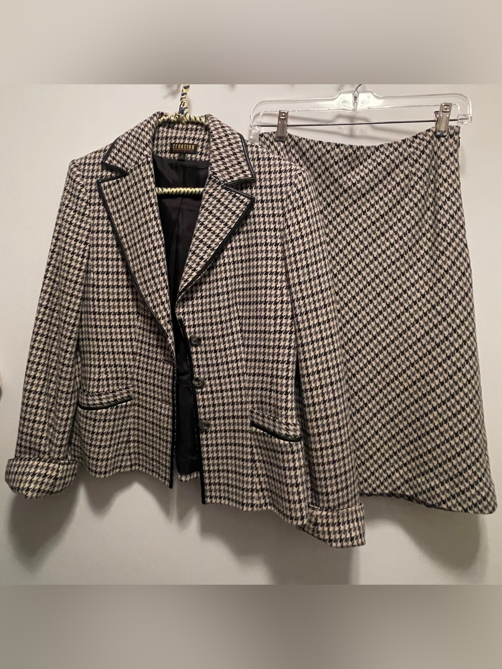 Woman’s Suit - Picture 1 of 5